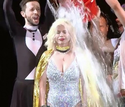 Loredana si solistul de la Voltaj au acceptat provocarea "Ice Bucket Challenge". "A fost la dublu senzatia, au fost doua galeti" Loredana si solistul de la Voltaj au acceptat provocarea "Ice Bucket Challenge". "A fost la dublu senzatia, au fost doua galeti"
