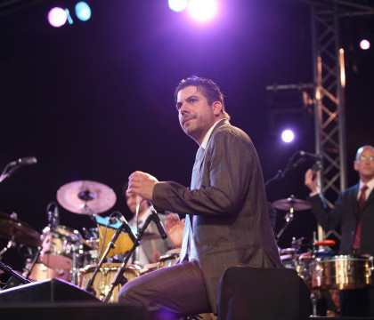 Derek Rieth, percutionist al trupei Pink Martini, s-a sinucis. Artistul de 43 de ani s-a impuscat in cap Derek Rieth, percutionist al trupei Pink Martini, s-a sinucis. Artistul de 43 de ani s-a impuscat in cap