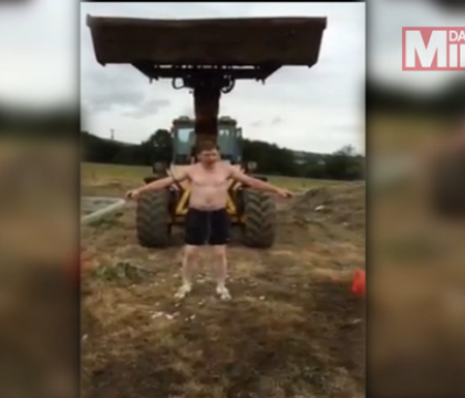 VIDEO. "Ice Bucket Challenge". Un barbat din Irlanda si-a turnat apa in cap intr-un mod inedit VIDEO. "Ice Bucket Challenge". Un barbat din Irlanda si-a turnat apa in cap intr-un mod inedit
