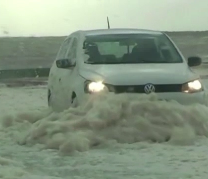 Imagini spectaculoase in Uruguay. Spuma de mare adusa din larg de vantul puternic a acoperit un oras Imagini spectaculoase in Uruguay. Spuma de mare adusa din larg de vantul puternic a acoperit un oras