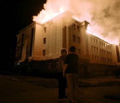 FOTO. O scoala a fost cuprinsa de flacari la Donetk, in urma unor tiruri de artilerie FOTO. O scoala a fost cuprinsa de flacari la Donetk, in urma unor tiruri de artilerie