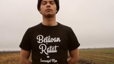 VIDEO Spagatul lui Van Damme a ajuns in Moldova! Cum iti mentii echilibrul? Vezi o super parodie! :) VIDEO Spagatul lui Van Damme a ajuns in Moldova! Cum iti mentii echilibrul? Vezi o super parodie! :)