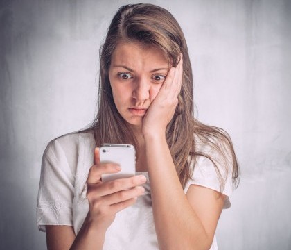 Socul unei mame din Marea Britanie. Ce a gasit in telefonul fiicei sale si care a fost reactia politiei Socul unei mame din Marea Britanie. Ce a gasit in telefonul fiicei sale si care a fost reactia politiei