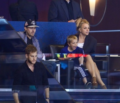 Britney Spears nu se mai poate vedea cu fostul ei iubit. Tatal vedetei a luat decizia dupa ce a vazut niste poze pe net