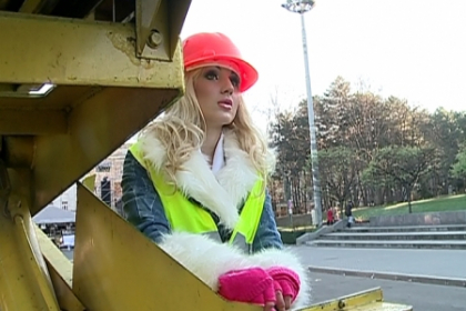 Andrei cauta bradul, Katalina si Diana se ocupa de restul. Rezultatul, total neasteptat Andrei cauta bradul, Katalina si Diana se ocupa de restul. Rezultatul, total neasteptat