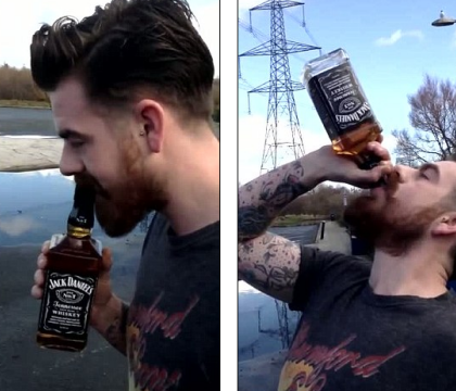 Un barbat isi risca viata si bea o sticla intreaga de whiskey Jack Daniels in doar 10 secunde. VIDEO Un barbat isi risca viata si bea o sticla intreaga de whiskey Jack Daniels in doar 10 secunde. VIDEO