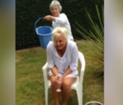 A raspuns provocarii Ice Bucket Challenge si a fost cat pe ce si-si rupa gatul. Accidentul grav suferit de o femeie. VIDEO A raspuns provocarii Ice Bucket Challenge si a fost cat pe ce si-si rupa gatul. Accidentul grav suferit de o femeie. VIDEO
