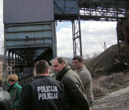 Zeci de mineri au ramas blocati intr-o mina din Bosnia, dupa un cutremur. Care este starea celor 34 de persoane Zeci de mineri au ramas blocati intr-o mina din Bosnia, dupa un cutremur. Care este starea celor 34 de persoane
