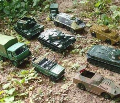 Rusia ironizeaza SUA postand pe Twitter fotografii cu tancuri de jucarie: Dovada NATO ca trupele ruse invadeaza Ucraina