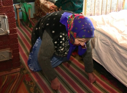 O batrana din Cainari, ajunsa la neputinta, ingrijeste de 57 de ani fiica bolnava: Autoritatile n-o ajuta