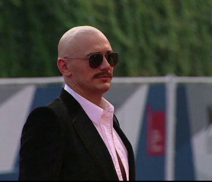 Aparitia care a atras toate privirile la Festivalul de Film de la Venetia. James Franco, tuns chel si tatuat pe scalp Aparitia care a atras toate privirile la Festivalul de Film de la Venetia. James Franco, tuns chel si tatuat pe scalp