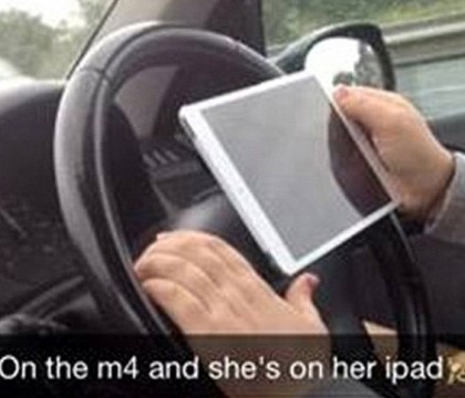O soferita din Marea Britanie a fost fotografiata in timp ce conducea cu 112km/h, avand iPadul pe volan O soferita din Marea Britanie a fost fotografiata in timp ce conducea cu 112km/h, avand iPadul pe volan