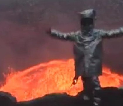 Imagini cu un barbat intrand in craterul unui vulcan activ Imagini cu un barbat intrand in craterul unui vulcan activ