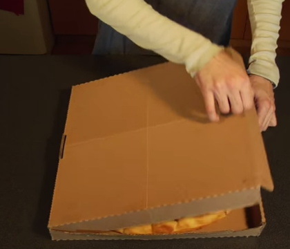 Cutia de pizza care iti poate revolutiona viata. Ce se intampla cu aceasta dupa ce o deschizi Cutia de pizza care iti poate revolutiona viata. Ce se intampla cu aceasta dupa ce o deschizi