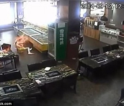 VIDEO. Momentul in care o studenta este cuprinsa de flacari intr-un restaurant, dupa ce chelnerita a turnat gaz pe o plita incinsa VIDEO. Momentul in care o studenta este cuprinsa de flacari intr-un restaurant, dupa ce chelnerita a turnat gaz pe o plita incinsa