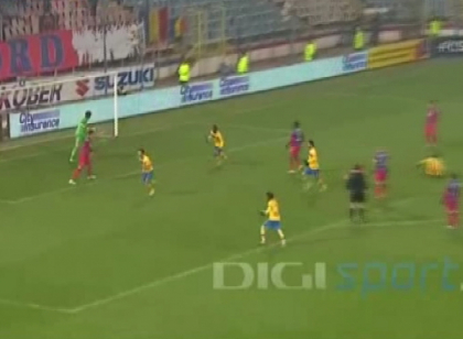 Derby cu scantei in Romania. Suporterii Petrolului s-au batut cu jandarmii si cu fanii adversi