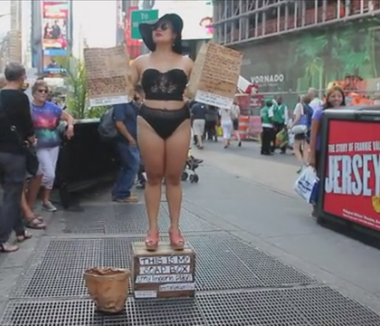 Protest inedit in centrul orasului New York. Motivul pentru care o femeie s-a dezbracat aproape complet si a pozat in statuie Protest inedit in centrul orasului New York. Motivul pentru care o femeie s-a dezbracat aproape complet si a pozat in statuie