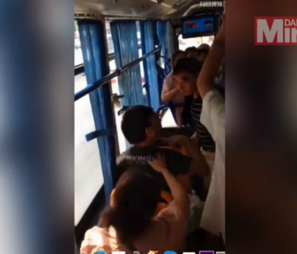 Un tanar din China a provocat un scandal dupa ce nu si-a cedat locul de pe scaun unui batran. Ce s-a intamplat cu acesta Un tanar din China a provocat un scandal dupa ce nu si-a cedat locul de pe scaun unui batran. Ce s-a intamplat cu acesta