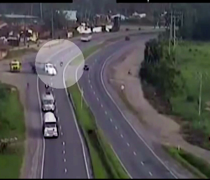 Cascadoria care i-a salvat viata unui motociclist. Ce a facut atunci cand s-a trezit in fata cu un camion