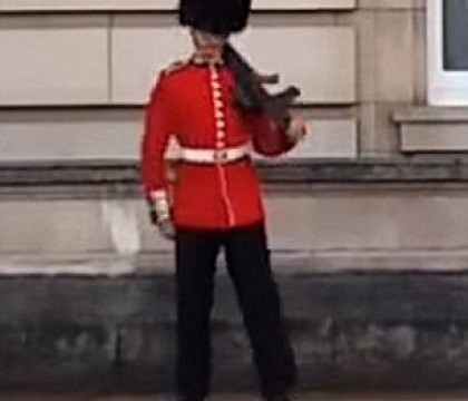 VIDEO. Pedeapsa dura primita de soldatul din garda palatului Buckingham, care a fost filmat in timp ce patrula in pasi de dans VIDEO. Pedeapsa dura primita de soldatul din garda palatului Buckingham, care a fost filmat in timp ce patrula in pasi de dans