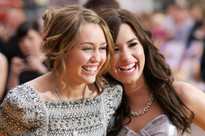"Demi Lovato si Miley Cyrus m-au invatat sa fumez iarba pentru prima data!". Cine a dezvaluit asta "Demi Lovato si Miley Cyrus m-au invatat sa fumez iarba pentru prima data!". Cine a dezvaluit asta