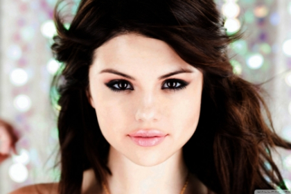 Selena Gomez, cu un decolteu periculos de adanc pe covorul rosu. Aparitia care i-a uimit pe toti Selena Gomez, cu un decolteu periculos de adanc pe covorul rosu. Aparitia care i-a uimit pe toti