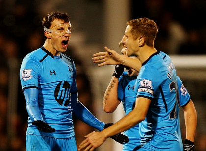 Vlad Chiriches a marcat primul gol pentru Tottenham. Luis Suarez a punctat de 4 ori Vlad Chiriches a marcat primul gol pentru Tottenham. Luis Suarez a punctat de 4 ori