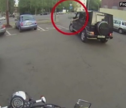 O motociclista din Rusia a luat justitia in propriile maini. Cum ii pedepseste pe soferii care ajunca gunoi pe geamul masinii