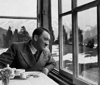 Ororile traite in buncarul lui Hitler, dezvaluite de femeia care ii degusta mancarea de teama ca acesta sa nu fie otravit Ororile traite in buncarul lui Hitler, dezvaluite de femeia care ii degusta mancarea de teama ca acesta sa nu fie otravit