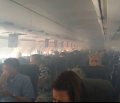 Momente de groaza pentru cei 142 de pasageri ai unui avion Jet Blue. Au aterizat de urgenta dupa ce un motor a luat foc
