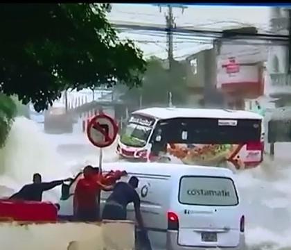 Viitura rapida in orasul natal al Shakirei. Pasagerii unui autobuz au trait momente de groaza cand masina a fost luata de apa Viitura rapida in orasul natal al Shakirei. Pasagerii unui autobuz au trait momente de groaza cand masina a fost luata de apa