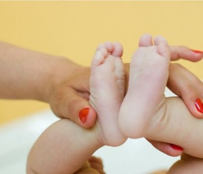 Caz rar in Marea Britanie. Reactia medicilor cand au vazut-o pe fetita care s-a nascut cu doi dinti Caz rar in Marea Britanie. Reactia medicilor cand au vazut-o pe fetita care s-a nascut cu doi dinti