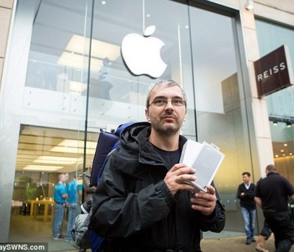 Un barbat a stat 44 de ore la o coada sa cumpere un iPhone 6 pentru sotia care l-a parasit Un barbat a stat 44 de ore la o coada sa cumpere un iPhone 6 pentru sotia care l-a parasit