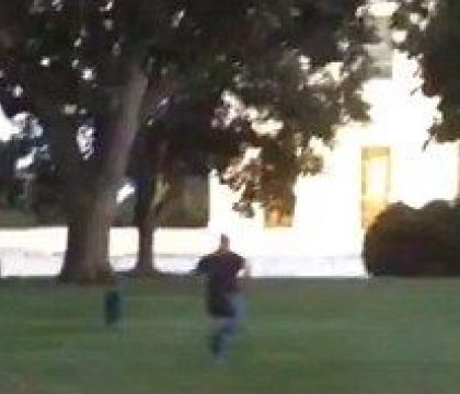 Primele imagini cu barbatul care a patruns in Casa Alba cu un cutit la el. Barack Obama plecase de 4 minute din resedinta Primele imagini cu barbatul care a patruns in Casa Alba cu un cutit la el. Barack Obama plecase de 4 minute din resedinta