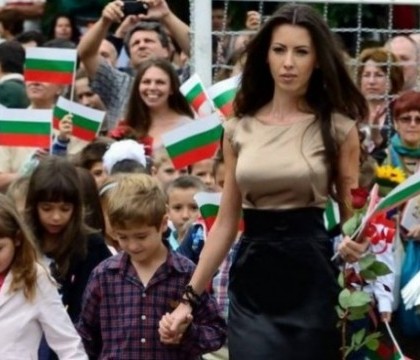 Bulgaria se lauda cu invatoarea care a devenit vedeta pe internet dupa prima zi de scoala