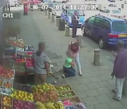 Femeie trasa de par si atacata cu salbaticie, dupa ce i-a spus unei soferite ca a blocat strada. VIDEO Femeie trasa de par si atacata cu salbaticie, dupa ce i-a spus unei soferite ca a blocat strada. VIDEO