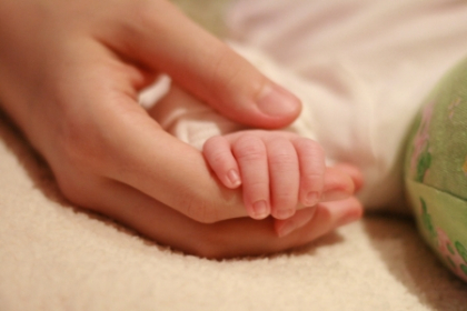 A fost retinuta mama care si-a aruncat copilul la gunoi, imediat ce l-a nascut. Cine e femeia A fost retinuta mama care si-a aruncat copilul la gunoi, imediat ce l-a nascut. Cine e femeia