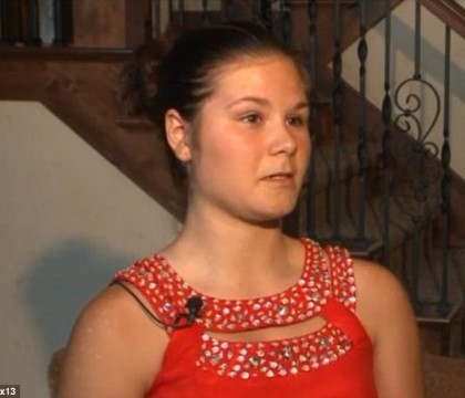 FOTO. Si-au facut aparitia la balul de absolvire in aceste rochite. Ce s-a intampla la intrarea in local FOTO. Si-au facut aparitia la balul de absolvire in aceste rochite. Ce s-a intampla la intrarea in local