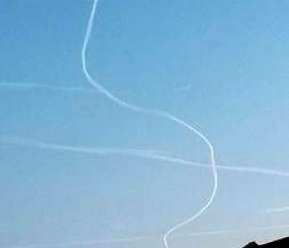 Urma misterioasa lasata de un avion pe cer in Marea Britanie. Controlorii de trafic nu o pot explica Urma misterioasa lasata de un avion pe cer in Marea Britanie. Controlorii de trafic nu o pot explica