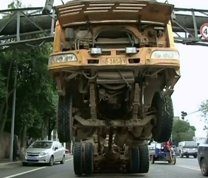 Accident bizar intr-un oras din China. Cum a fost gasita o auto-basculanta
