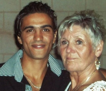 O britanica de 70 de ani s-a casatorit cu un chelner tunisian de 21 de ani. "A fost o atractie instantanee intre noi" O britanica de 70 de ani s-a casatorit cu un chelner tunisian de 21 de ani. "A fost o atractie instantanee intre noi"