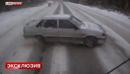 Accident horror in Rusia. O familie intreaga, spulberata pe sosea. VIDEO Accident horror in Rusia. O familie intreaga, spulberata pe sosea. VIDEO
