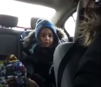Reactia unui copil de 4 ani cand afla ca fata de care ii place vorbeste si cu alti baieti. VIDEO Reactia unui copil de 4 ani cand afla ca fata de care ii place vorbeste si cu alti baieti. VIDEO