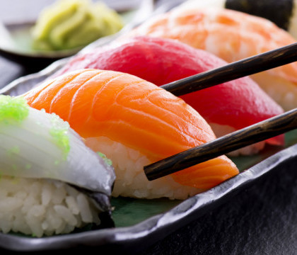 O portie de sushi l-a bagat in spital. Dotorii s-au speriat cand au vazut radiografia O portie de sushi l-a bagat in spital. Dotorii s-au speriat cand au vazut radiografia