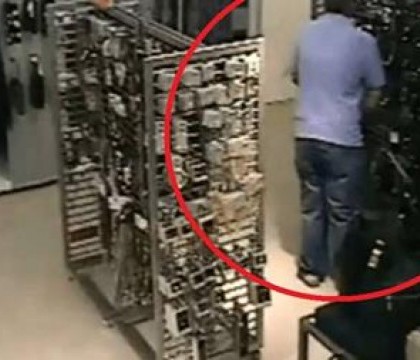 VIDEO. Gestul rusinos facut de un barbat intr-un magazin. Clientii au fost prea socati pentru a reactiona VIDEO. Gestul rusinos facut de un barbat intr-un magazin. Clientii au fost prea socati pentru a reactiona
