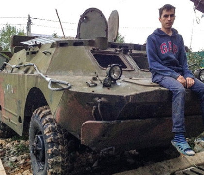 Un rus de 25 de ani si-a cumparat un TAB sovietic din Belarus si vrea sa ajunga cu el in Crimeea