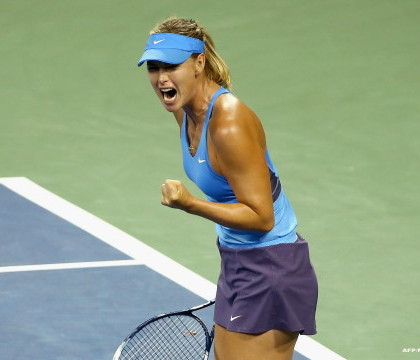 Cine se afla langa barbatul care citeste o stire despre tenismena Maria Sharapova: "Buna prietene, sunt chiar in spatele tau!". FOTO