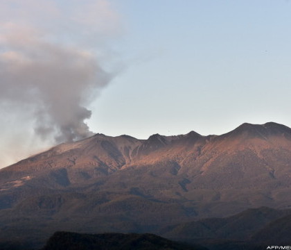 Peste 30 de oameni gasiti fara "semne vitale" langa vulcanul care a erupt in Japonia. Mobilizare impresionanta de forte