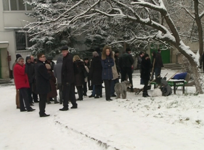 Scandal la Curtea de Apel Chisinau. Locatarii unui bloc, infuriati: "Vom ramane fara teren de joaca" Scandal la Curtea de Apel Chisinau. Locatarii unui bloc, infuriati: "Vom ramane fara teren de joaca"