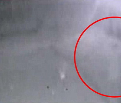 "Stafie" surprinsa de camerele de supraveghere ale politiei din SUA. "Avem multe crime nerezolvate in zona" "Stafie" surprinsa de camerele de supraveghere ale politiei din SUA. "Avem multe crime nerezolvate in zona"